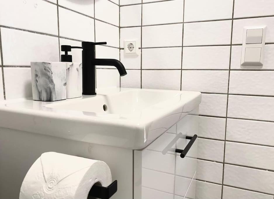 Top-Apartment Mit Parkplatz Und Balkon Reutlingen Exterior foto